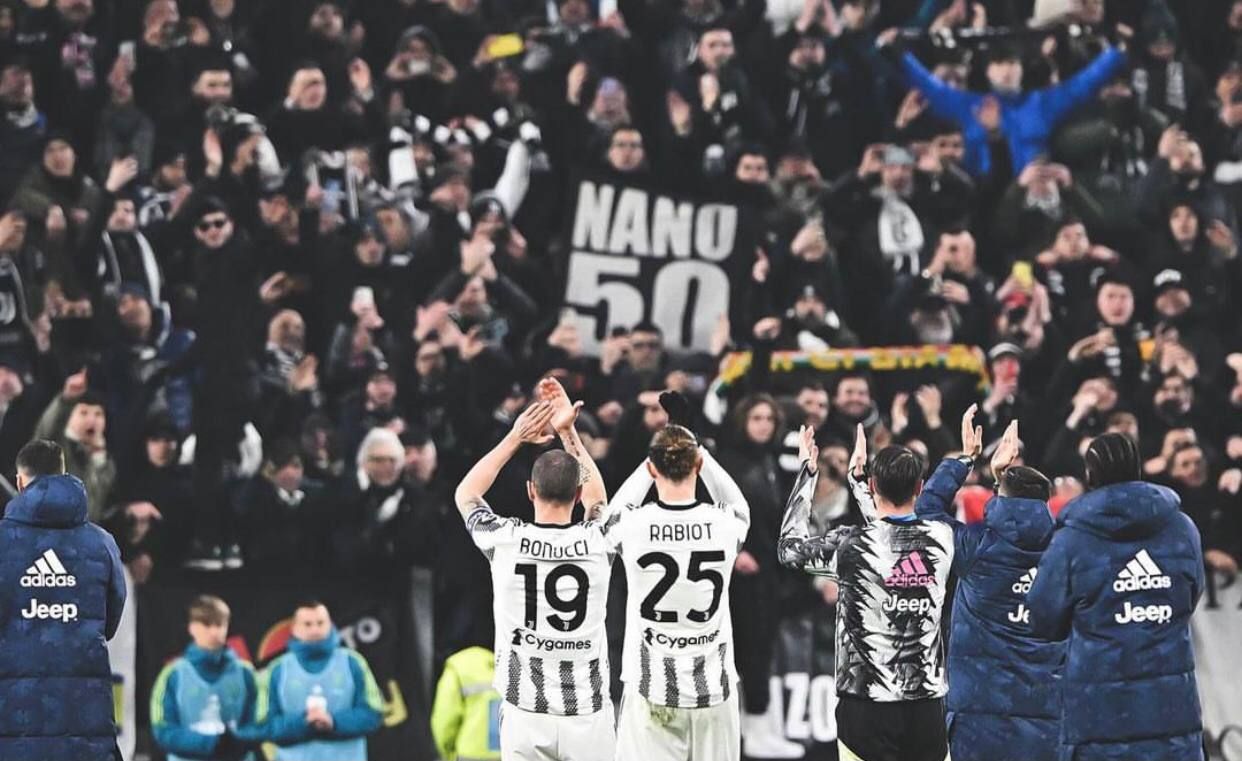 Игроки Ювентуса с туринскими фанами Игроки Ювентуса с туринскими фанами