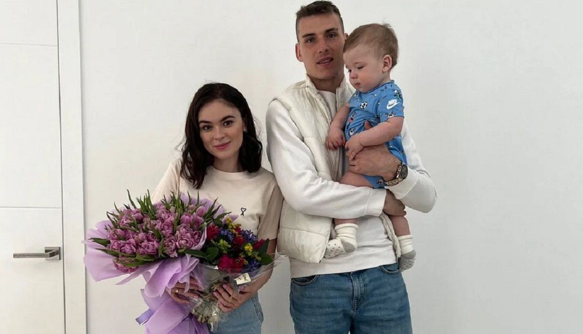 Лунин знакомит маленького сына со стадионом Реала Лунин знакомит маленького сына со стадионом Реала