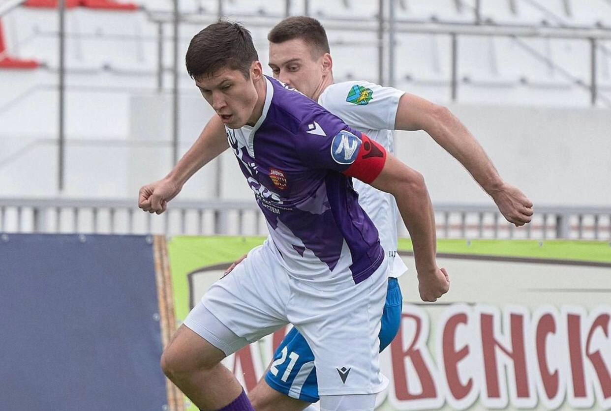 Игрок русской команды с пропагандистской символикой Игрок русской команды с пропагандистской символикой