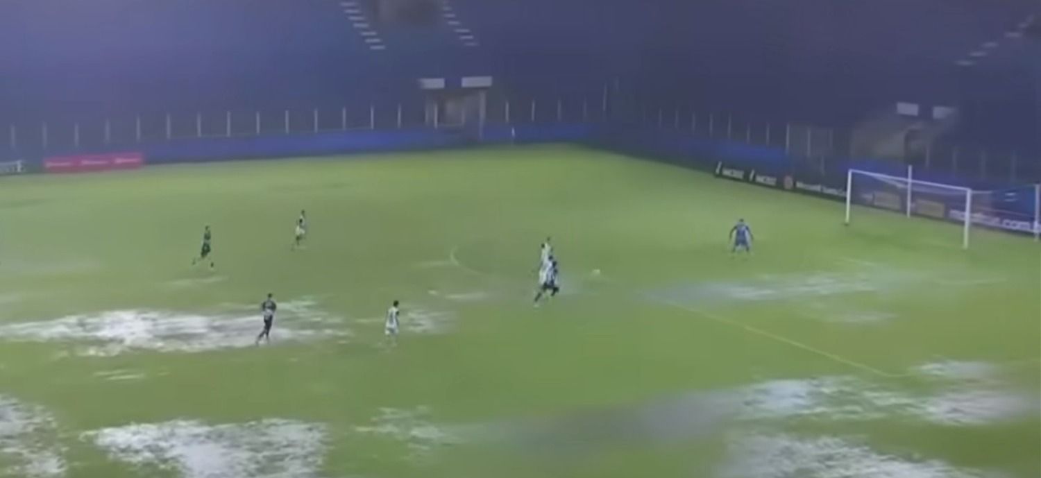 Пальмафлор и Блуминг играли под проливным дождем. Пальмафлор и Блуминг играли под проливным дождем.