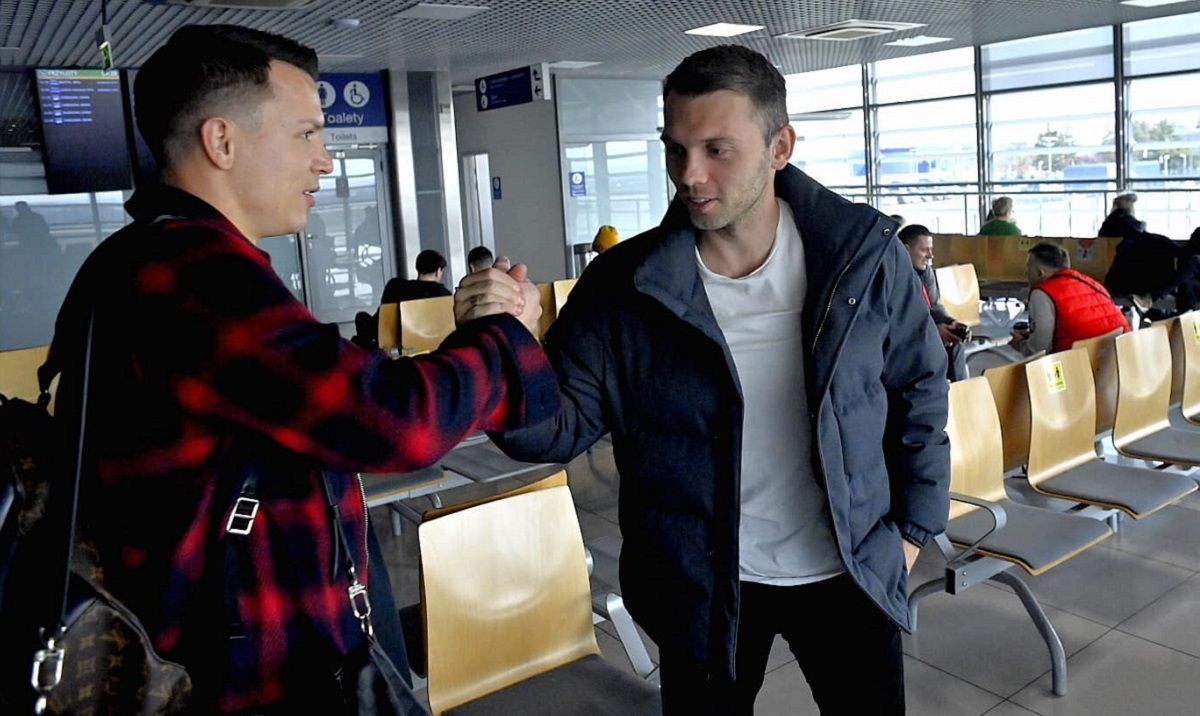 Відбір на Євро-2024 – збірна України з футболу прибула у Лондон – фото Відбір на Євро-2024 – збірна України з футболу прибула у Лондон – фото