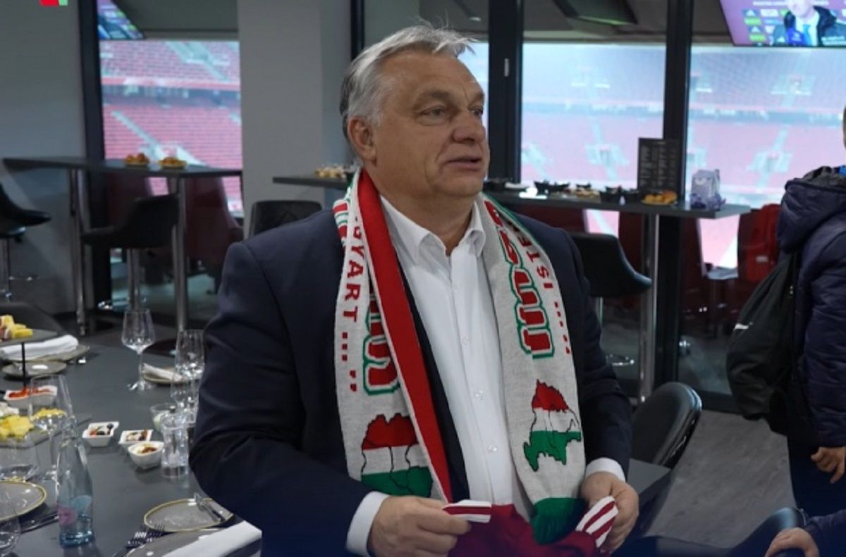 Орбан в скандальном шарфе