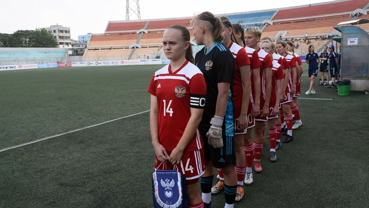 Российская сборная сыграла матч со своим флагом и гимном