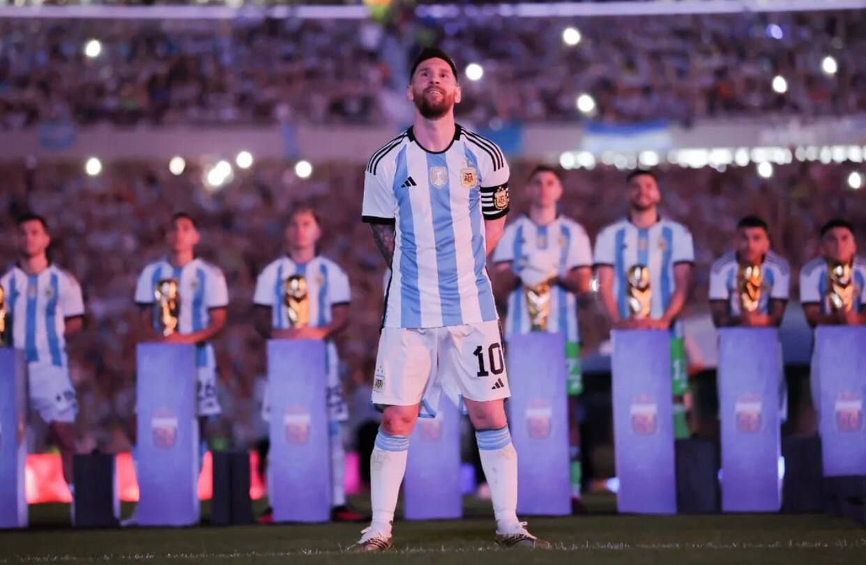 Мессі на фоні чемпіонів світу Мессі на фоні чемпіонів світу