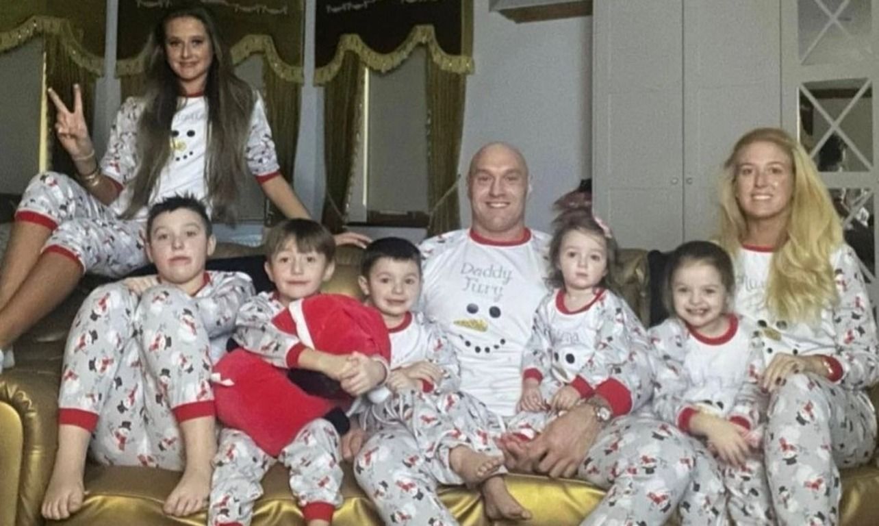 Тайсон и Пэрис Фьюри с детьми Тайсон и Пэрис Фьюри с детьми