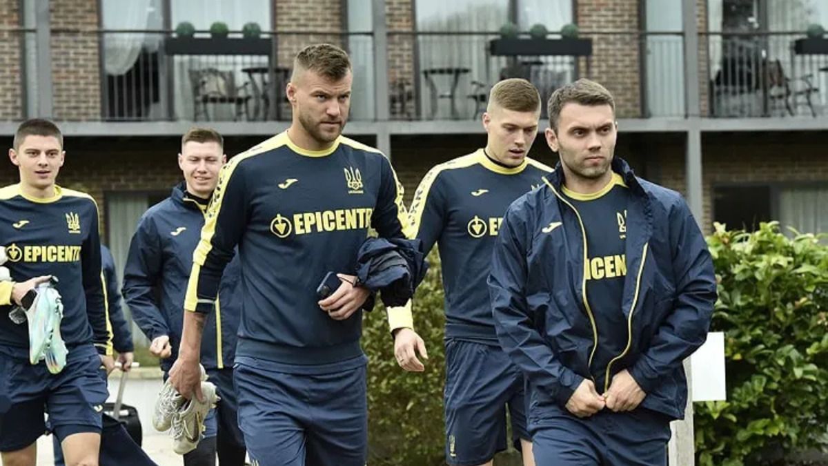 Андрій Ярмоленко потролив Олександра Караваєва у дотепному відео Андрій Ярмоленко потролив Олександра Караваєва у дотепному відео