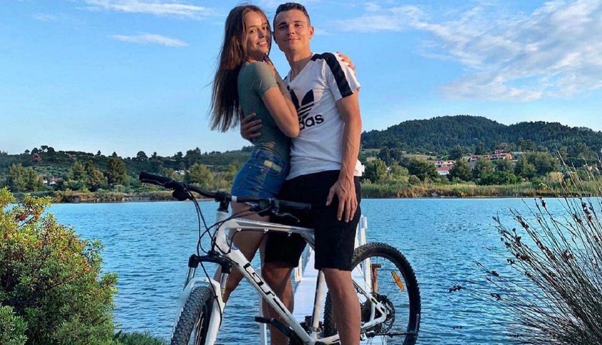 Дівчина футболіста Шахтаря Топалова емоційно відповіла про фанатів УПЦ МП – відео Дівчина футболіста Шахтаря Топалова емоційно відповіла про фанатів УПЦ МП – відео