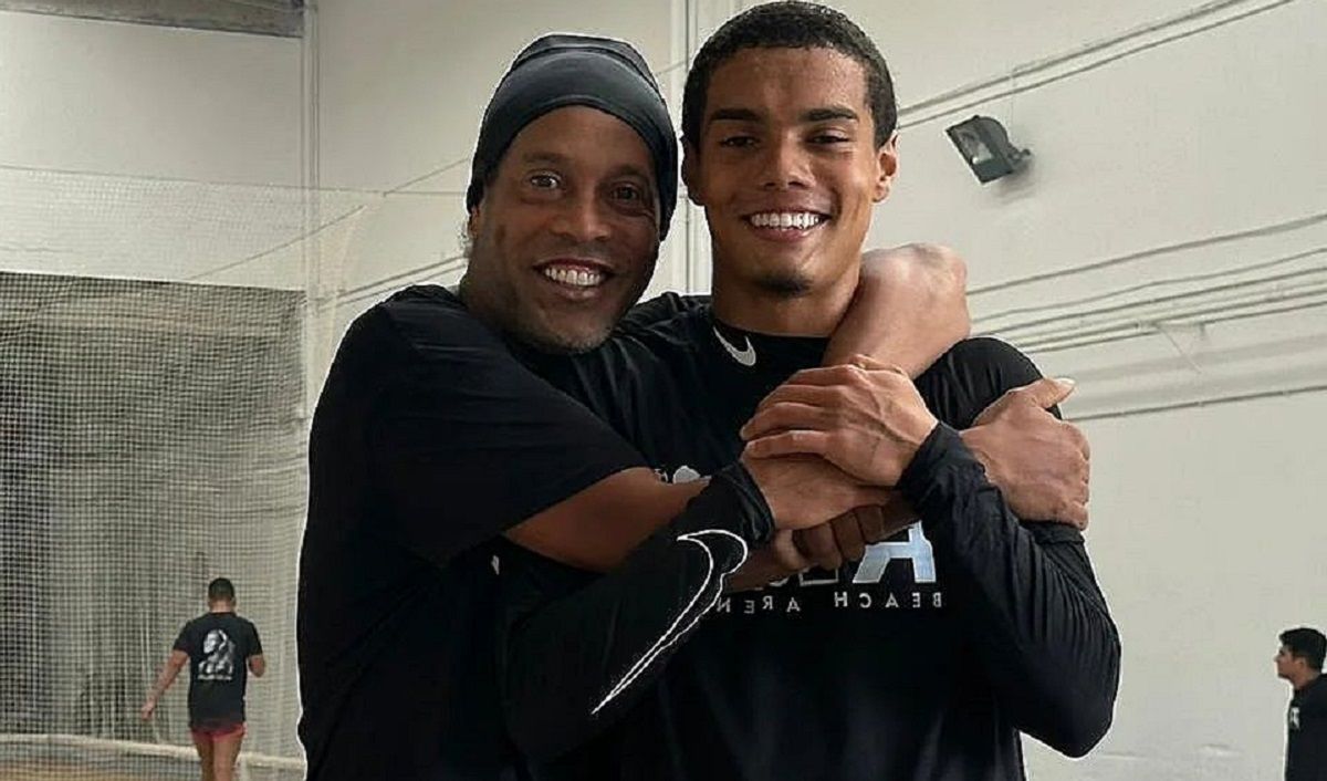 Сын Роналдинью дебютировал за Барселону – реакция фанатов – видео Сын Роналдинью дебютировал за Барселону – реакция фанатов – видео