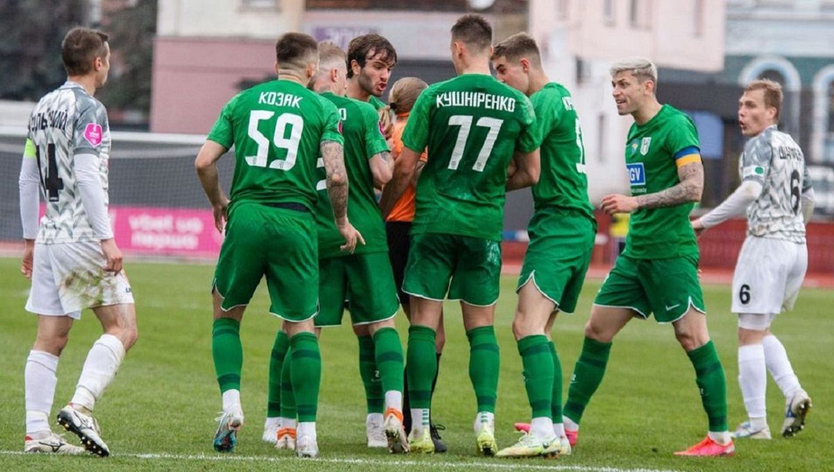 Вадим Червак толкнул в спину арбитриню Причину в матче Полесья – Металлург С Вадим Червак толкнул в спину арбитриню Причину в матче Полесья – Металлург С