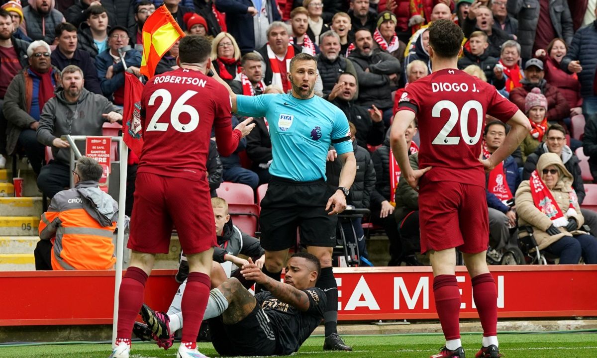 Ліверпуль – Арсенал – суддя вдарив ліктем Робертсона – відкрито розслідування Ліверпуль – Арсенал – суддя вдарив ліктем Робертсона – відкрито розслідування