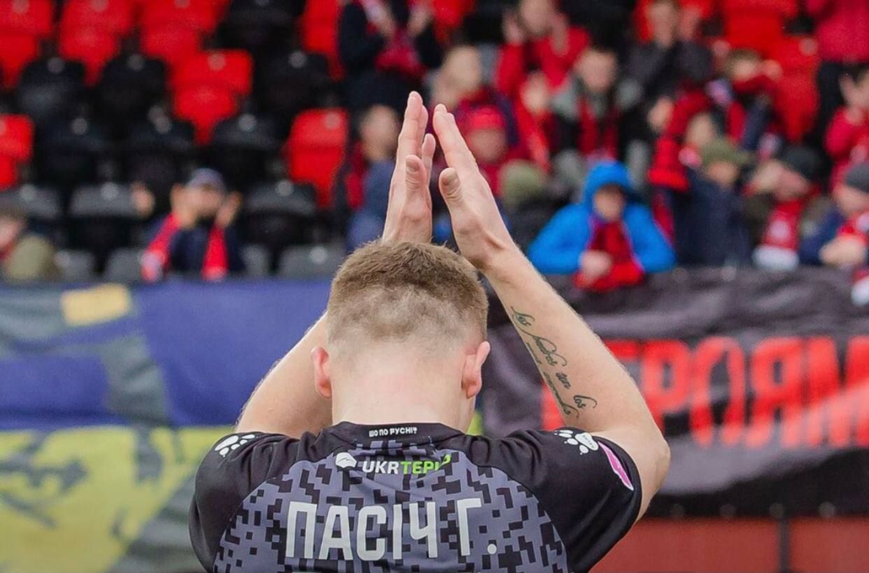 Гравець Вереса із вболівальниками Гравець Вереса із вболівальниками