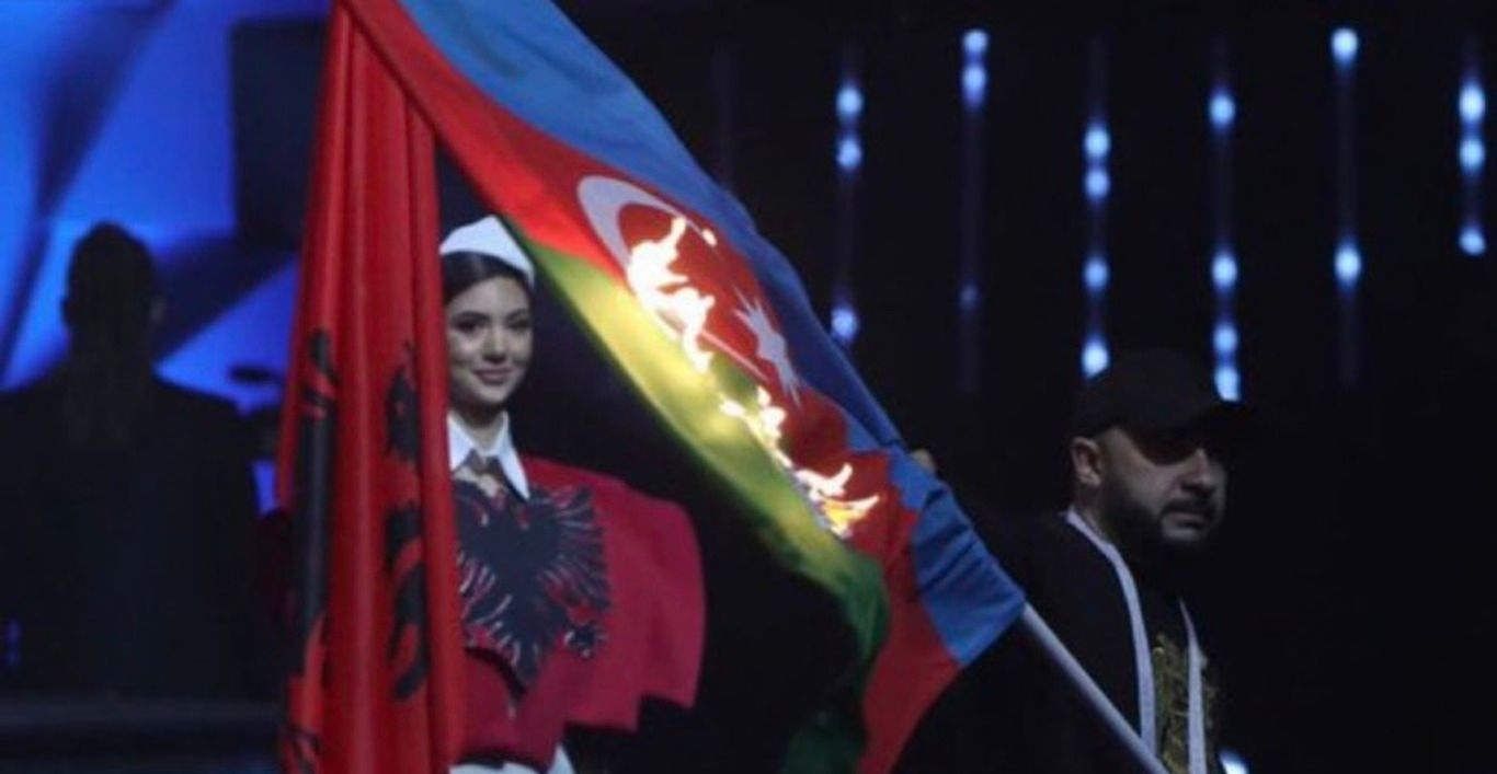 В Ереване подожгли флаг Азербайджана
