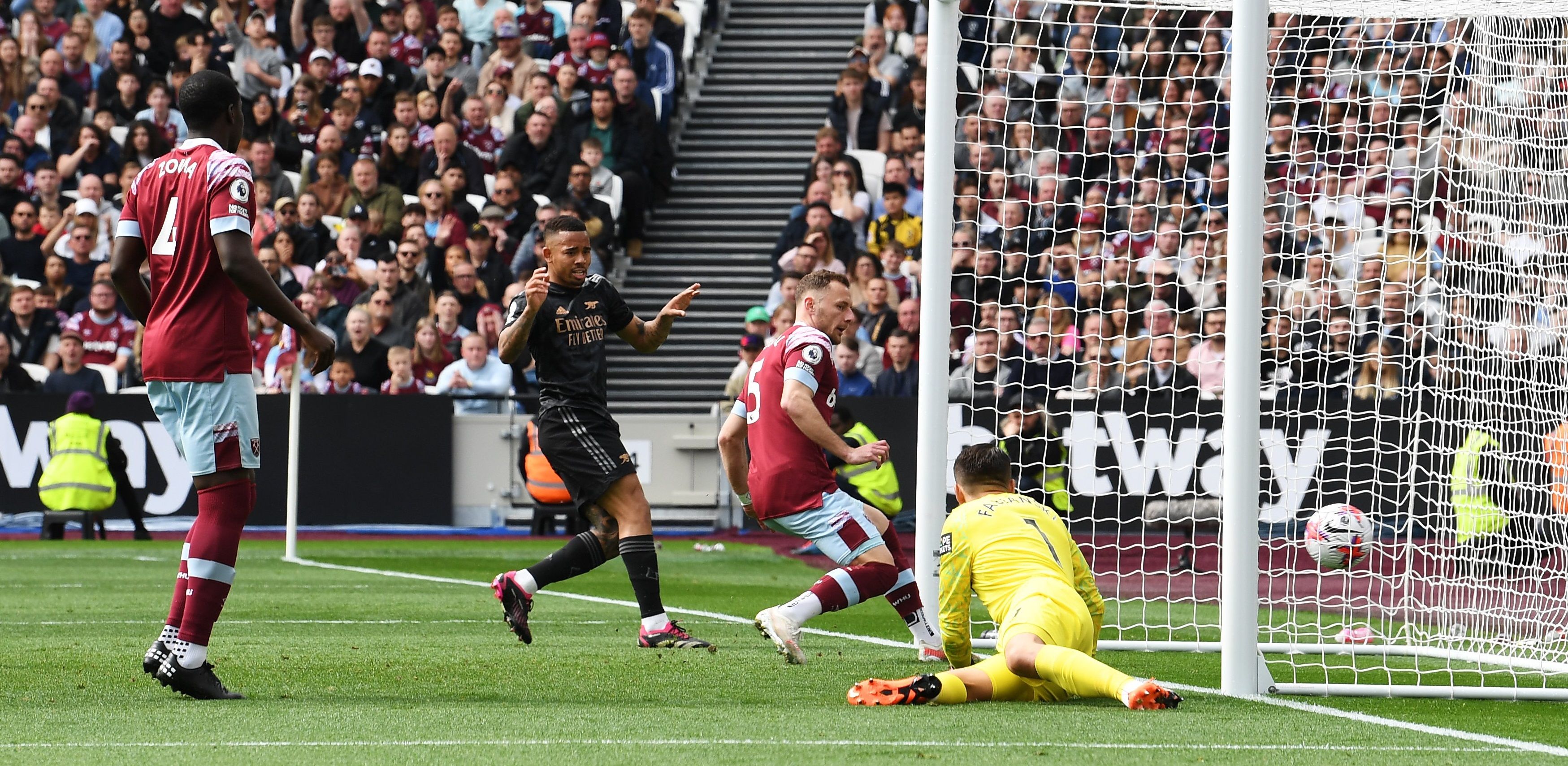 Арсенал сыграл вничью с Вест Хэмом Арсенал сыграл вничью с Вест Хэмом