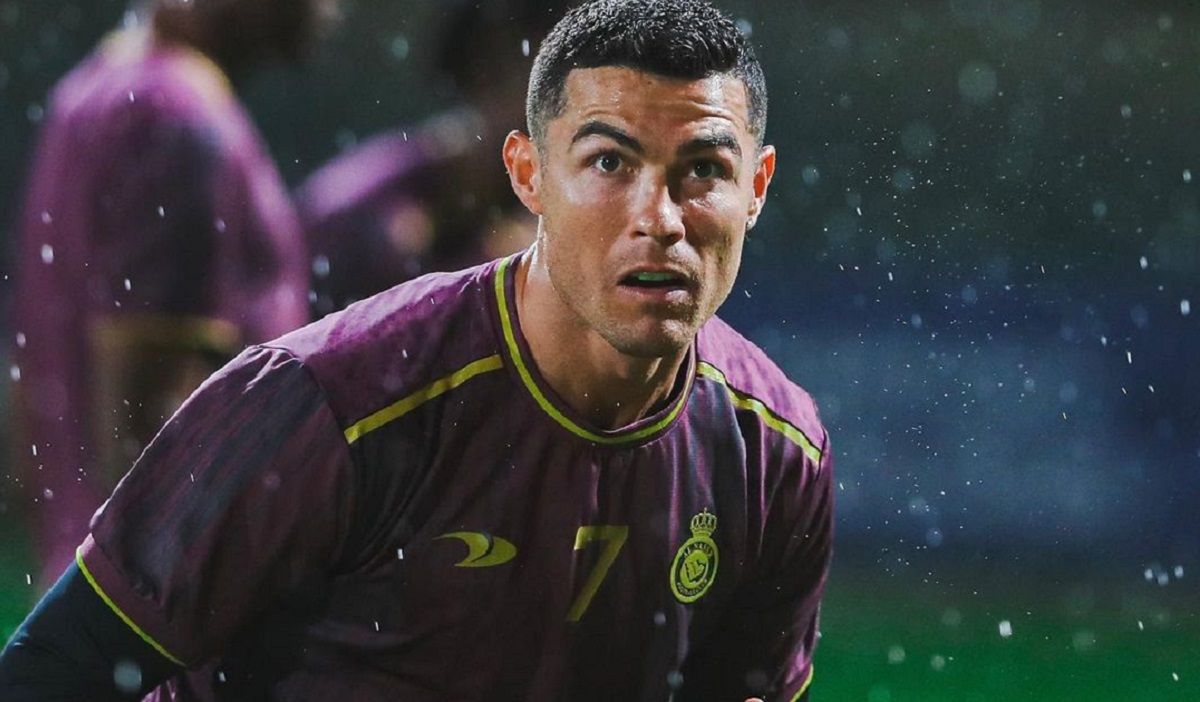 Роналду взял соперника за шею во время матча Аль-Хиляль – Аль-Наср – видео Роналду взял соперника за шею во время матча Аль-Хиляль – Аль-Наср – видео