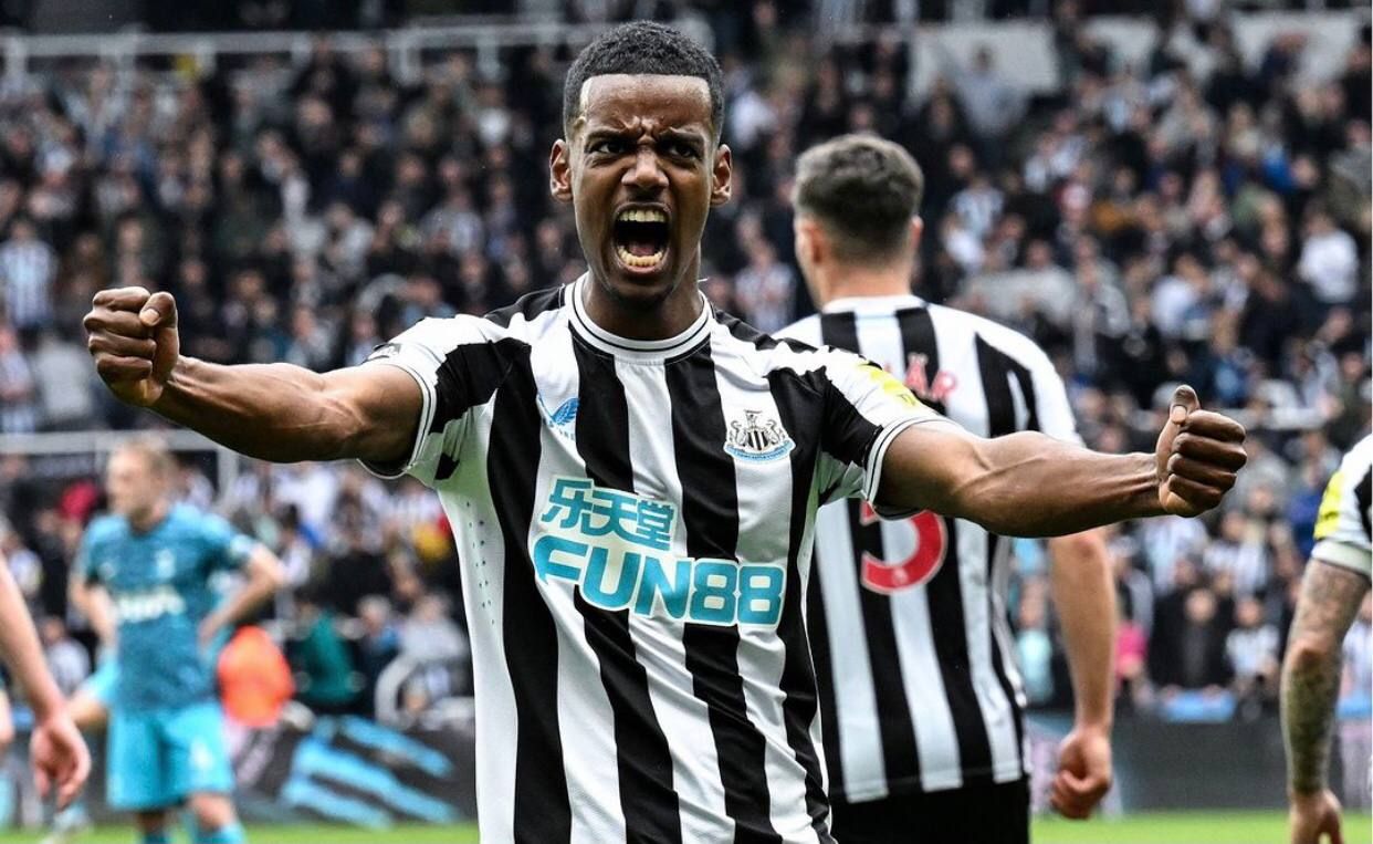 Александр Исак празднует гол в ворота Тоттенхэма Александр Исак празднует гол в ворота Тоттенхэма