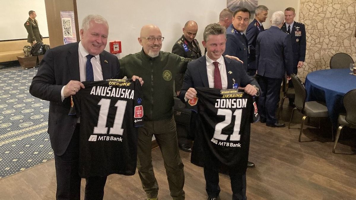 Міністр оборони України Олексій Резніков представив новий склад Чорноморця Міністр оборони України Олексій Резніков представив новий склад Чорноморця