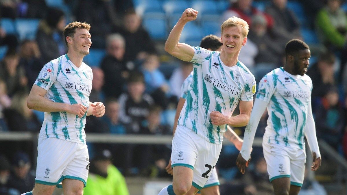 Уиком – Линкольн – курьезный гол через пол поля в Англии – видео Уиком – Линкольн – курьезный гол через пол поля в Англии – видео