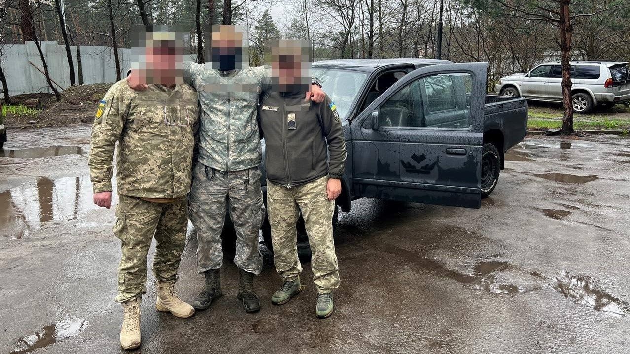 Favbet Foundation передав ЗСУ ще три позашляховики Favbet Foundation передав ЗСУ ще три позашляховики