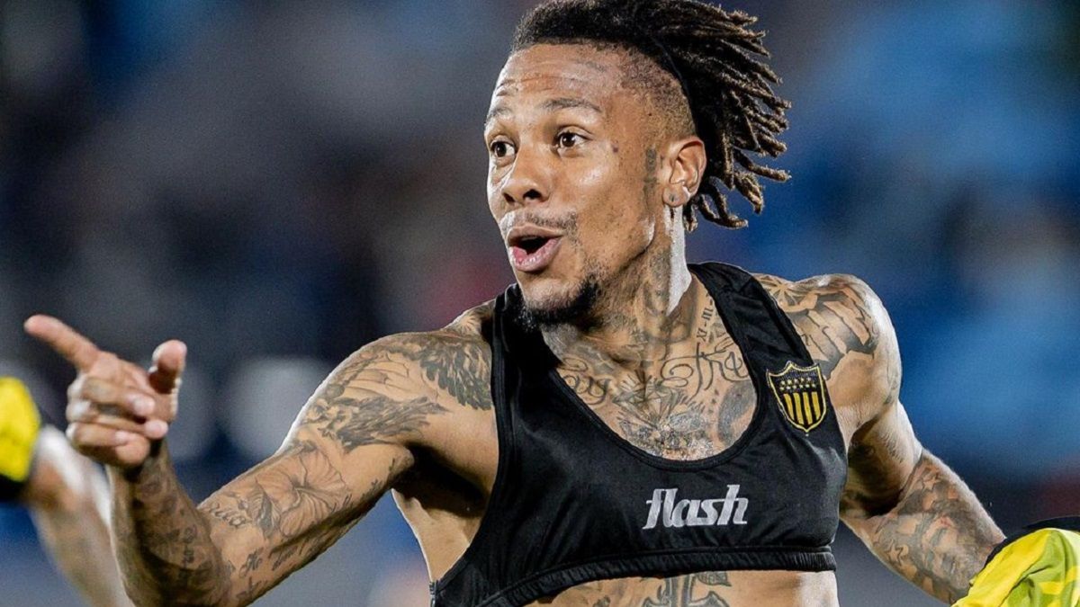 Чемпионат Уругвая – Абель Эрнандес забил гол ножницами из-за себя – видео Чемпионат Уругвая – Абель Эрнандес забил гол ножницами из-за себя – видео