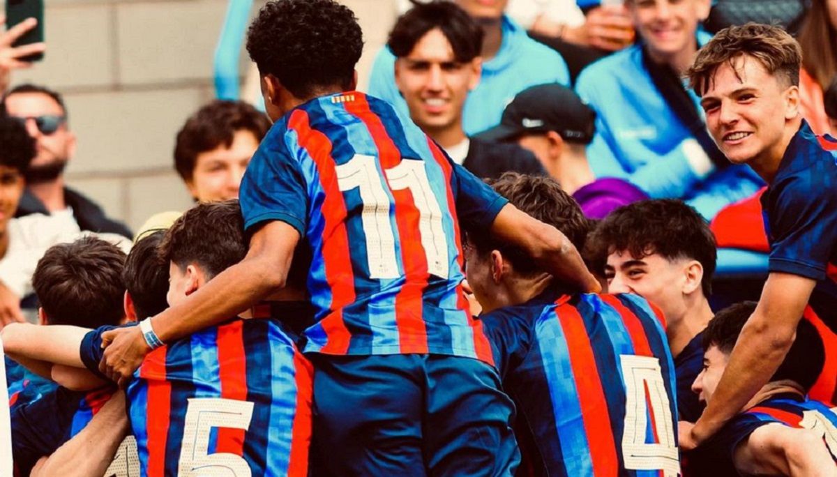 Барселона U-16 забила гол Кристал Пелес, забыв о fair play - видео Барселона U-16 забила гол Кристал Пелес, забыв о fair play - видео