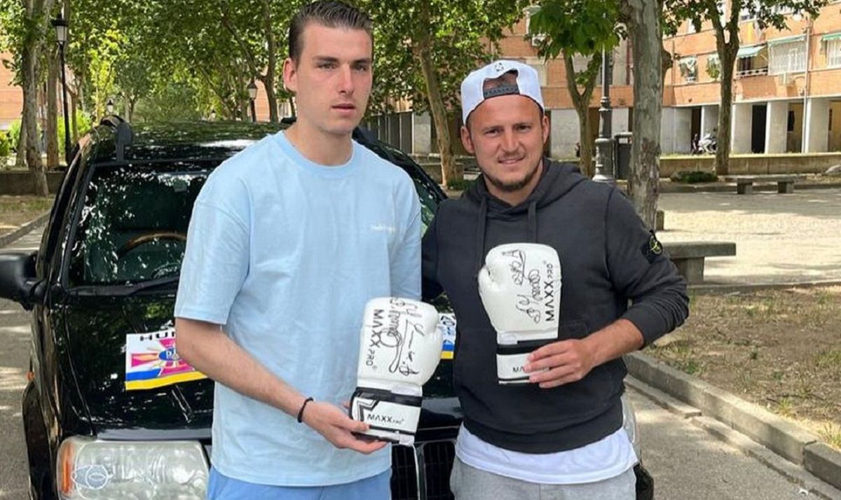 Андрей Лунин – победитель аукциона Зозули, где разыграли варежки Усика – фото Андрей Лунин – победитель аукциона Зозули, где разыграли варежки Усика – фото