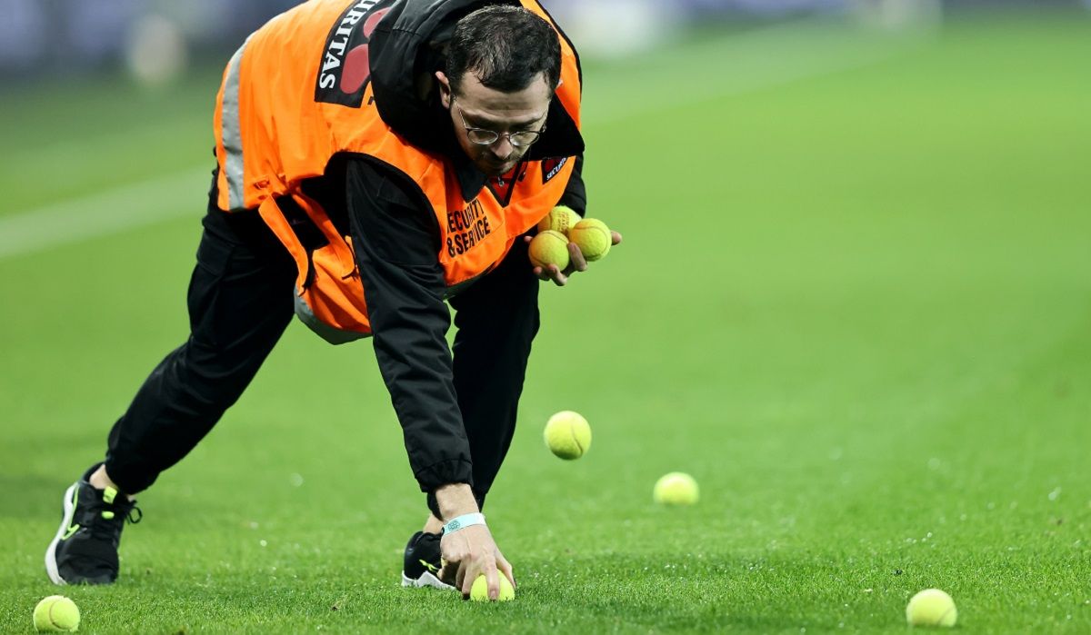 Байер – Кельн – фанаты устроили акцию протеста из-за переноса матча – фото Байер – Кельн – фанаты устроили акцию протеста из-за переноса матча – фото