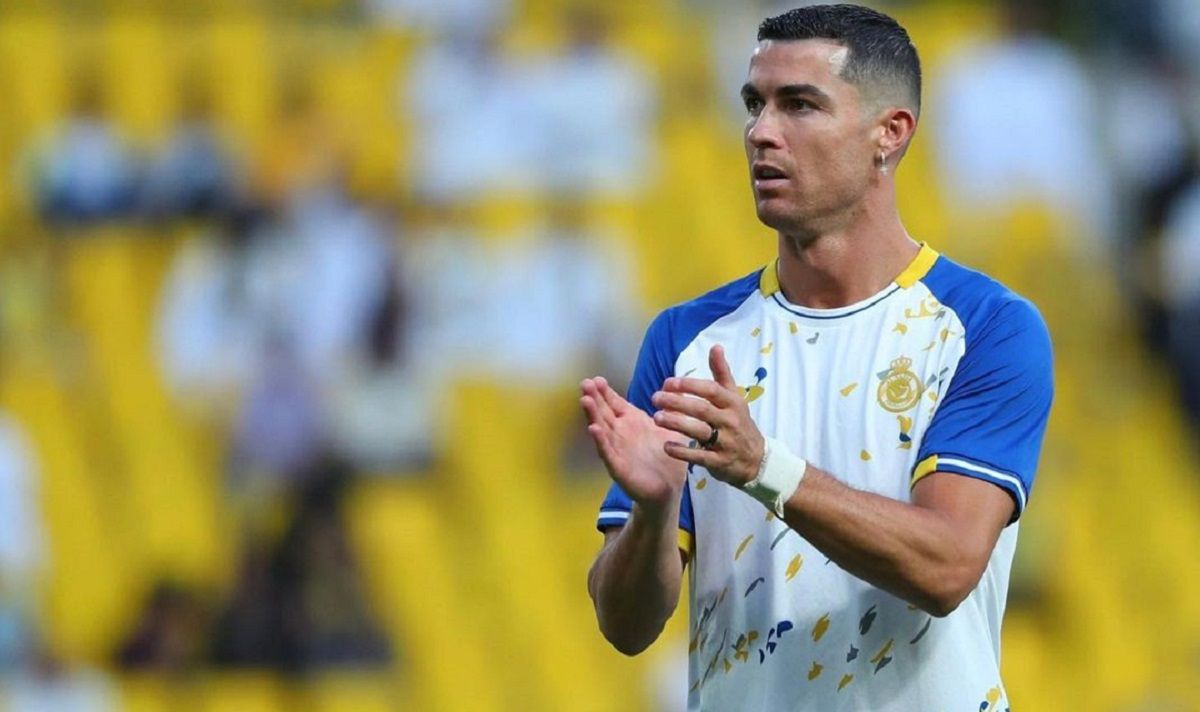 Роналду відштовхнув співробітника Аль-Халіджа, який хотів зробити фото – відео Роналду відштовхнув співробітника Аль-Халіджа, який хотів зробити фото – відео