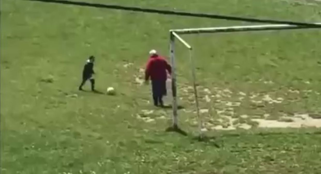 Коли бабця – найкращий воротар: відео кумедного футбольного матчу - 24 канал Спорт Коли бабця – найкращий воротар: відео кумедного футбольного матчу - 24 канал Спорт