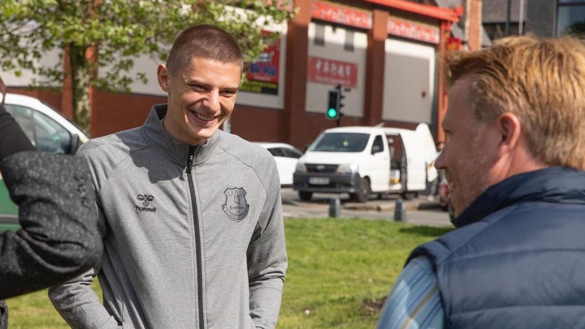 Игрок Эвертона Виталий Миколенко открыл Украинский сад в Ливерпуле Игрок Эвертона Виталий Миколенко открыл Украинский сад в Ливерпуле