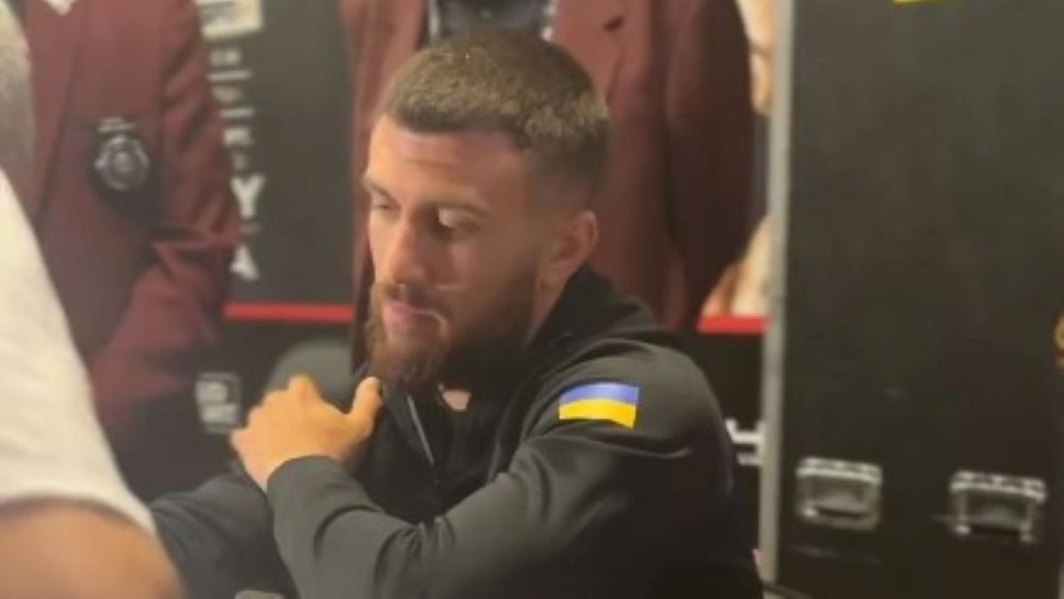 Ломаченко з українським прапором Ломаченко з українським прапором