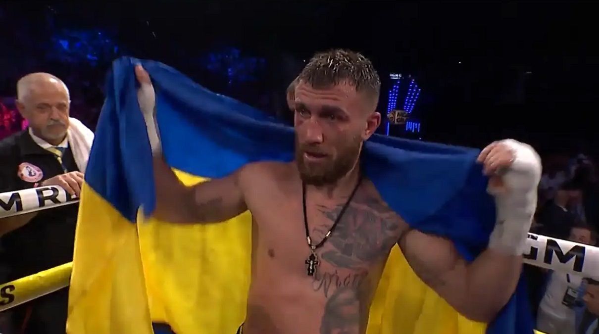 Ломаченко – Хейни – Василий набросил флаг Украины во время оглашения результатов – фото