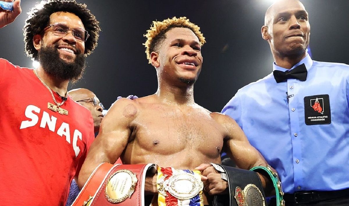 Ломаченко – Хейні – фанати кинули пляшкою у голову батька Хейні – відео Ломаченко – Хейні – фанати кинули пляшкою у голову батька Хейні – відео