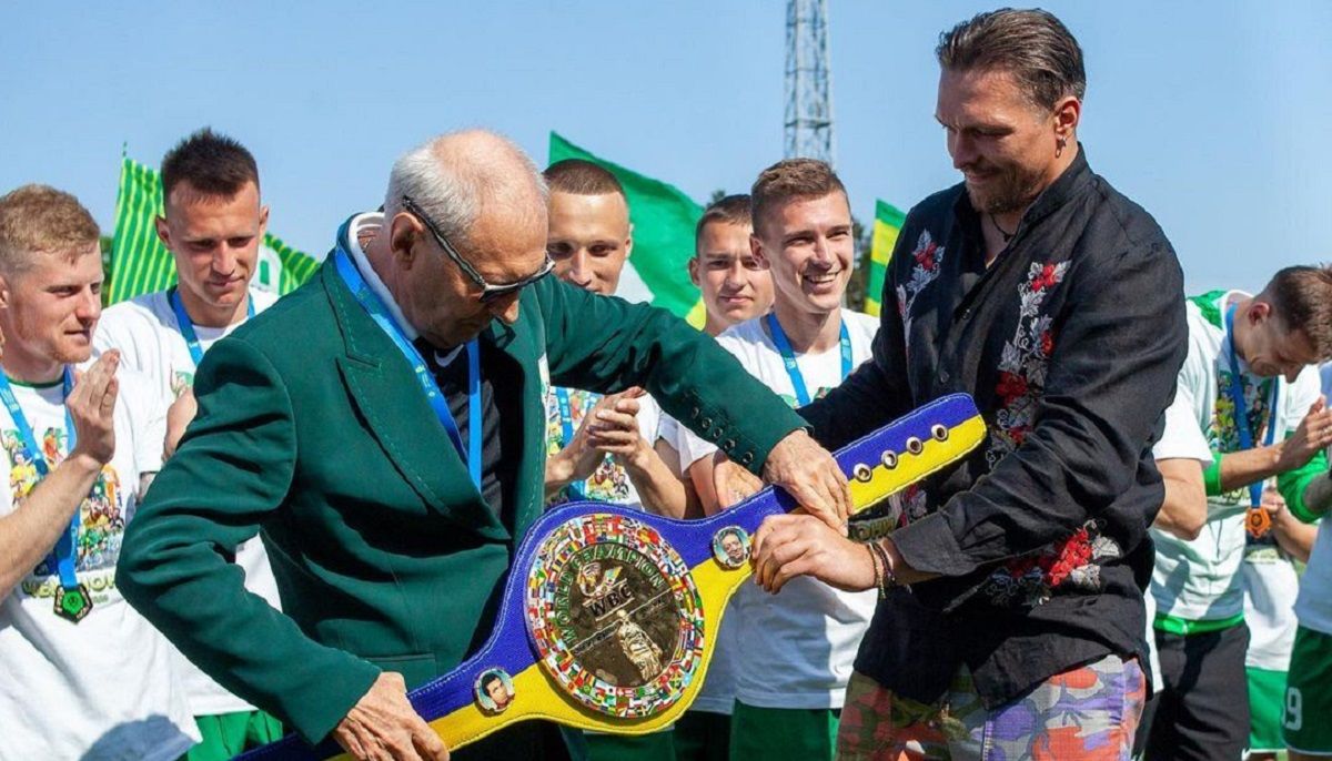 Усик подарував Поліссю унікальний пояс WBC та привітав із виходом в УПЛ – фото 