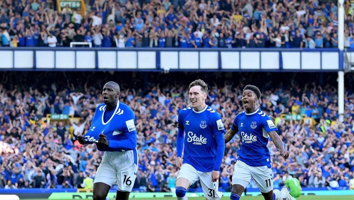 Игроки Эвертона после спасительного гола Игроки Эвертона после спасительного гола