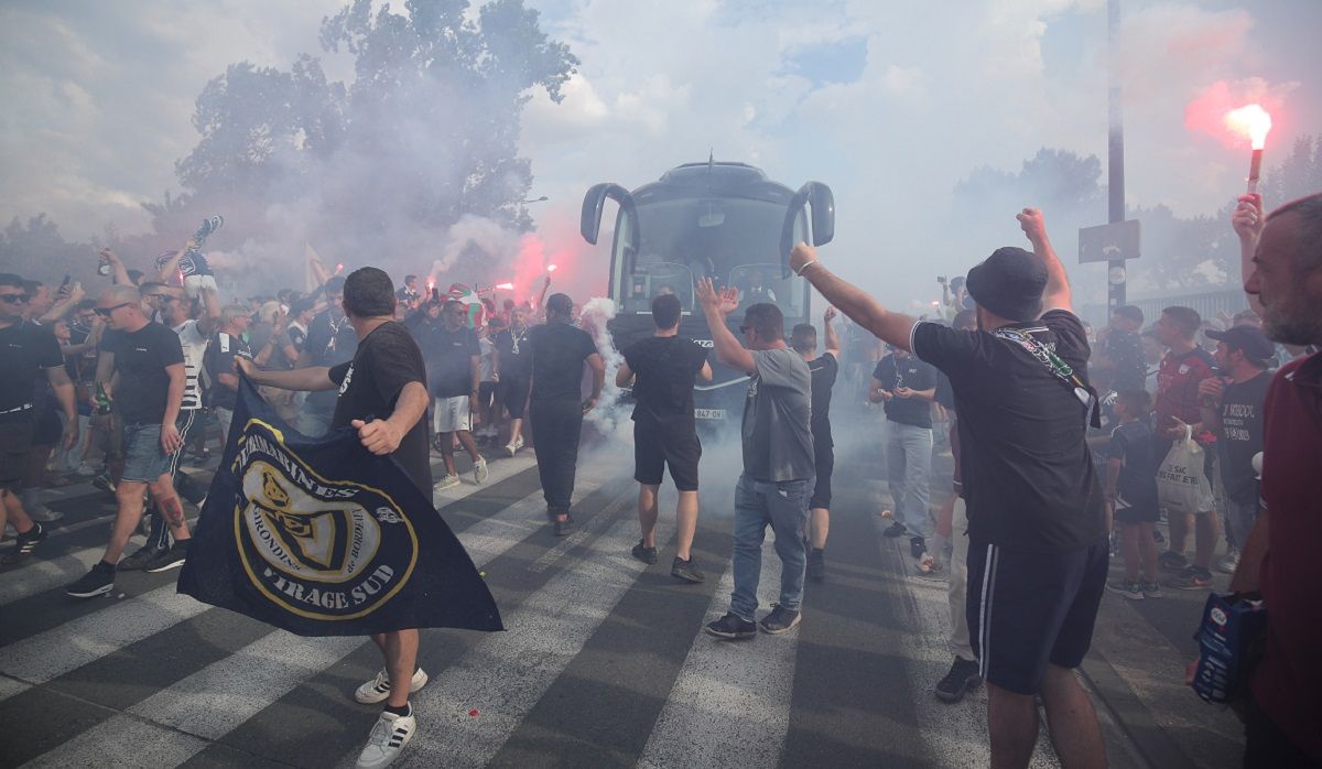 Бордо – Родез – фанат ударил футболиста и сорвал матч Лиги 2 – видео Бордо – Родез – фанат ударил футболиста и сорвал матч Лиги 2 – видео