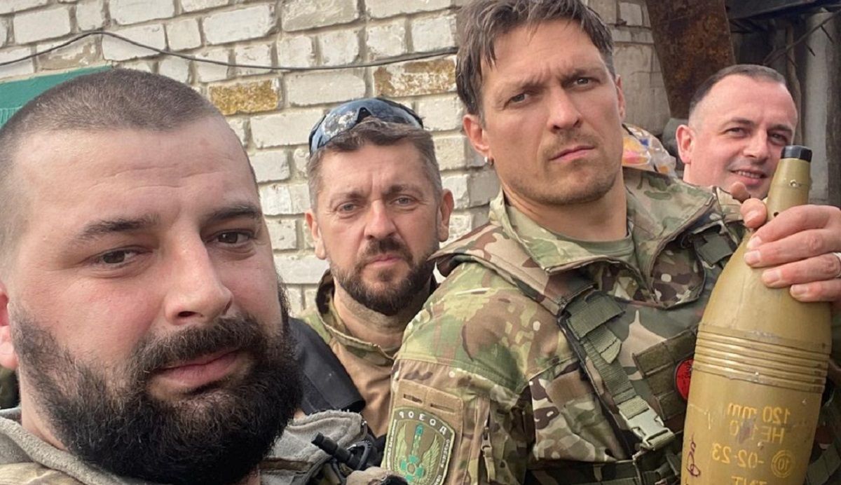Александр Усик вместе с украинскими военными