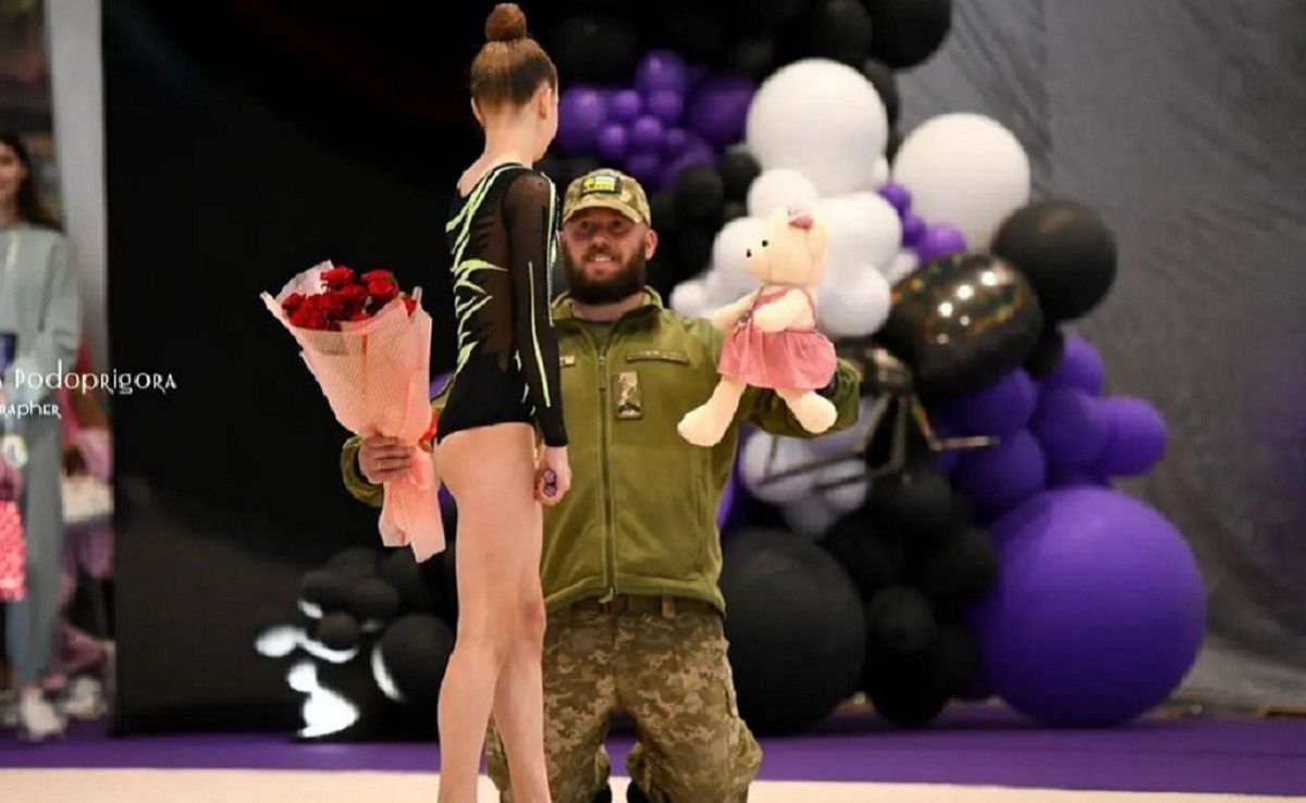Отец военный поздравил дочь на соревнованиях по гимнастике - фото
