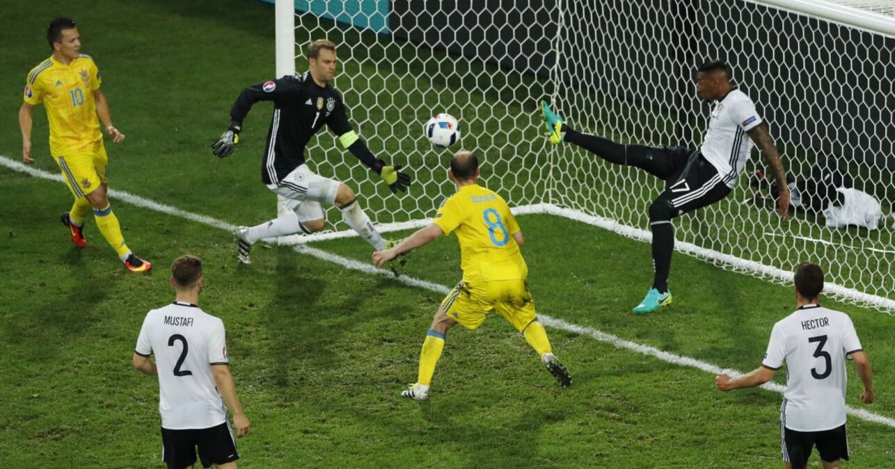 Эпизод матча между сборными Украины и Германии на Евро-2016