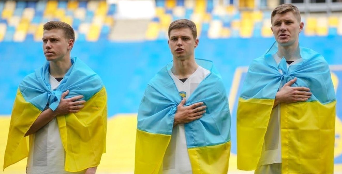 Валерій Бондар (по центру) Валерій Бондар (по центру)