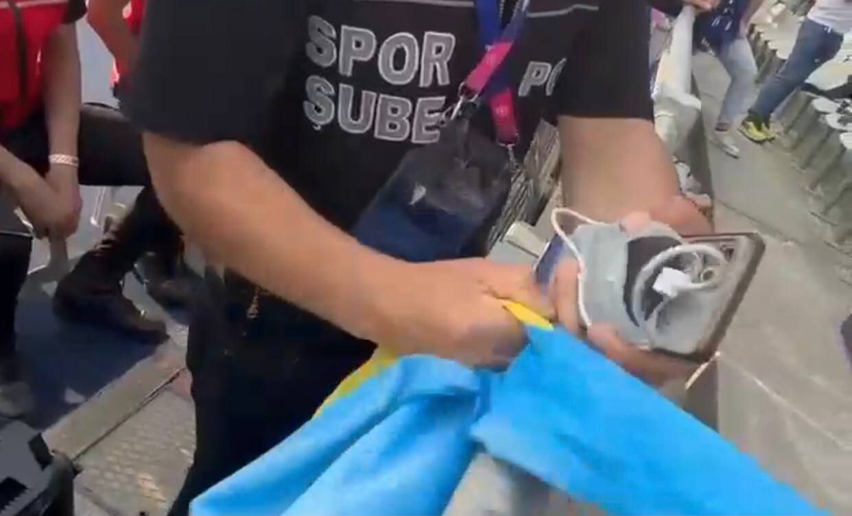 Стюард вырывает флаг из рук фаната Стюард вырывает флаг из рук фаната