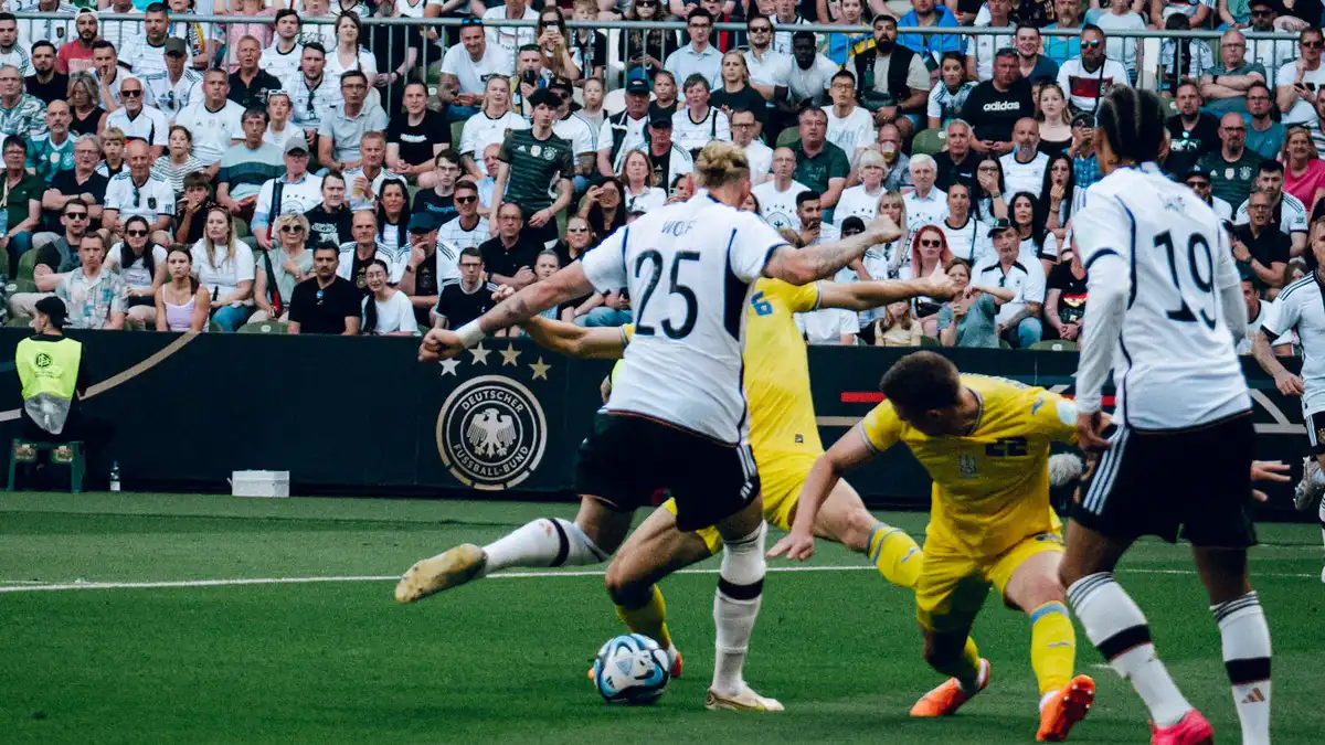 Помог рикошет: Германия забила первый гол в дебютной игре Реброва – видео