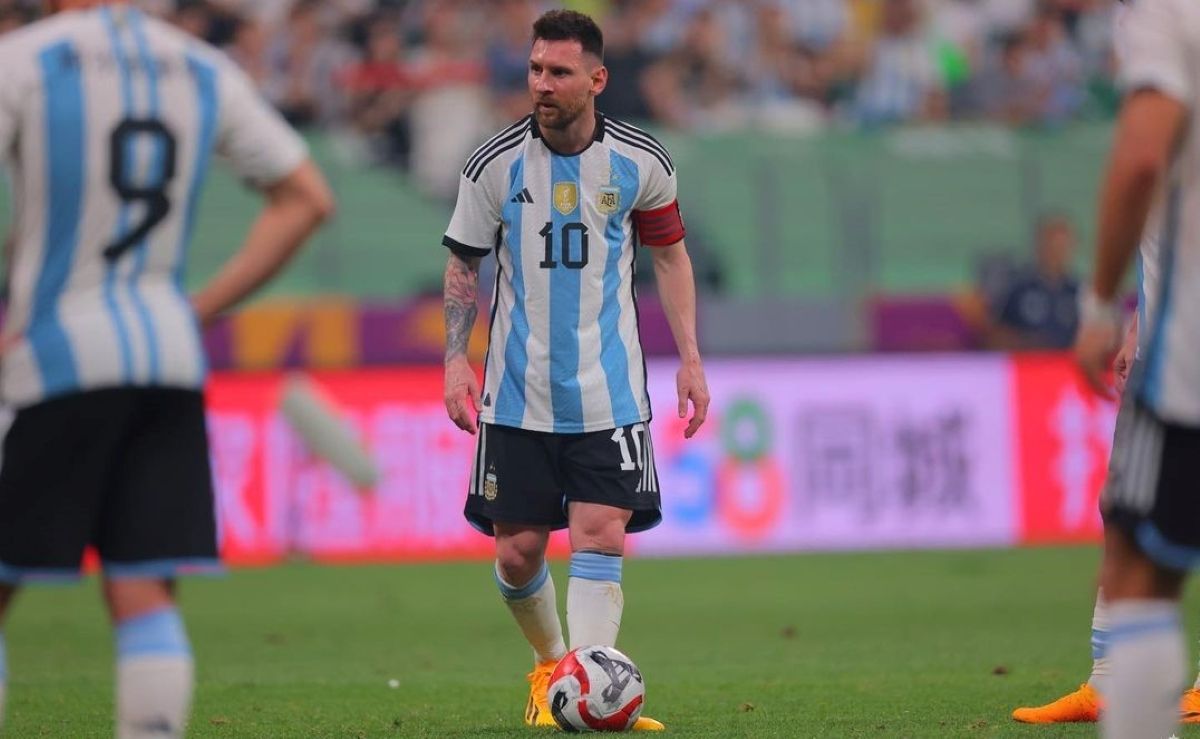 Лионель Месси в матче против Австралии Лионель Месси в матче против Австралии