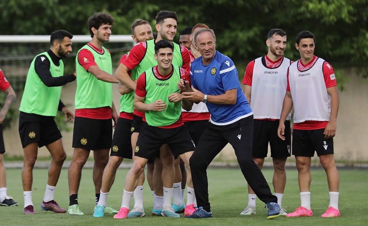 Александр Петраков со своими подопечными Александр Петраков со своими подопечными