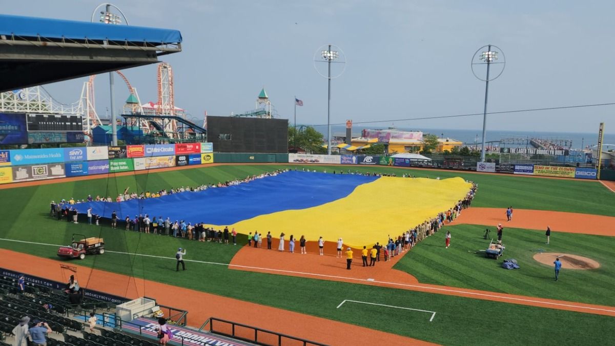 Во время бейсбольного матча в США развернули самый большой в мире флаг Украины