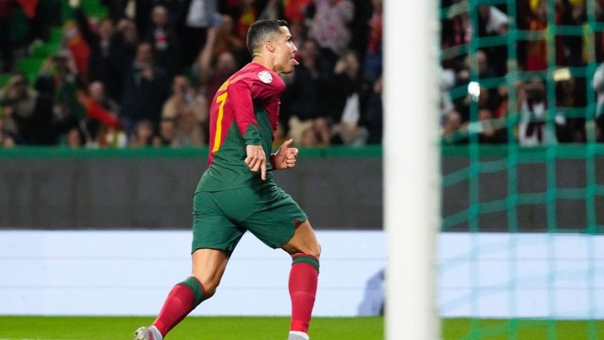 Дивакуватий фанат підбіг до Роналду під час матчу збірної Португалії - відео