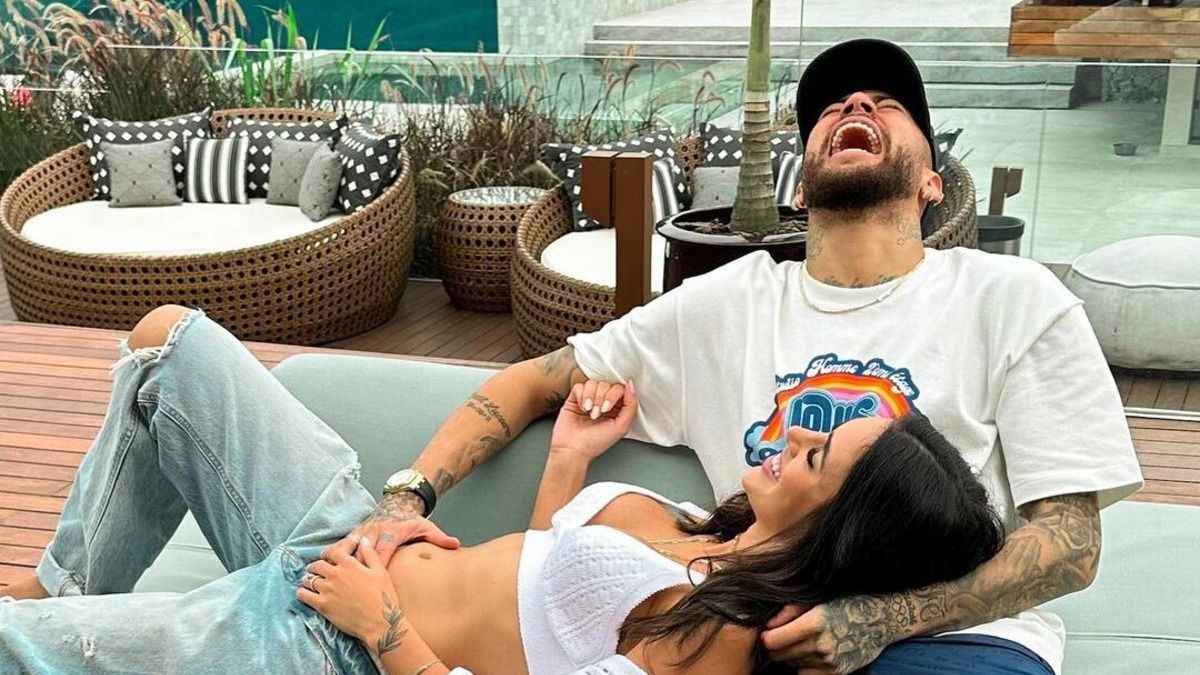 Любимая Неймара позволила футболисту встречаться с другими женщинами Любимая Неймара позволила футболисту встречаться с другими женщинами