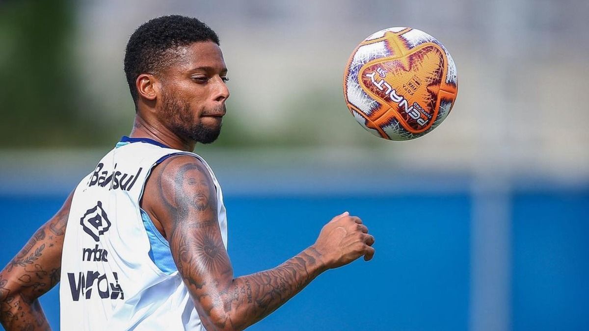 Бразилец Андре покинул российский клуб Бразилец Андре покинул российский клуб