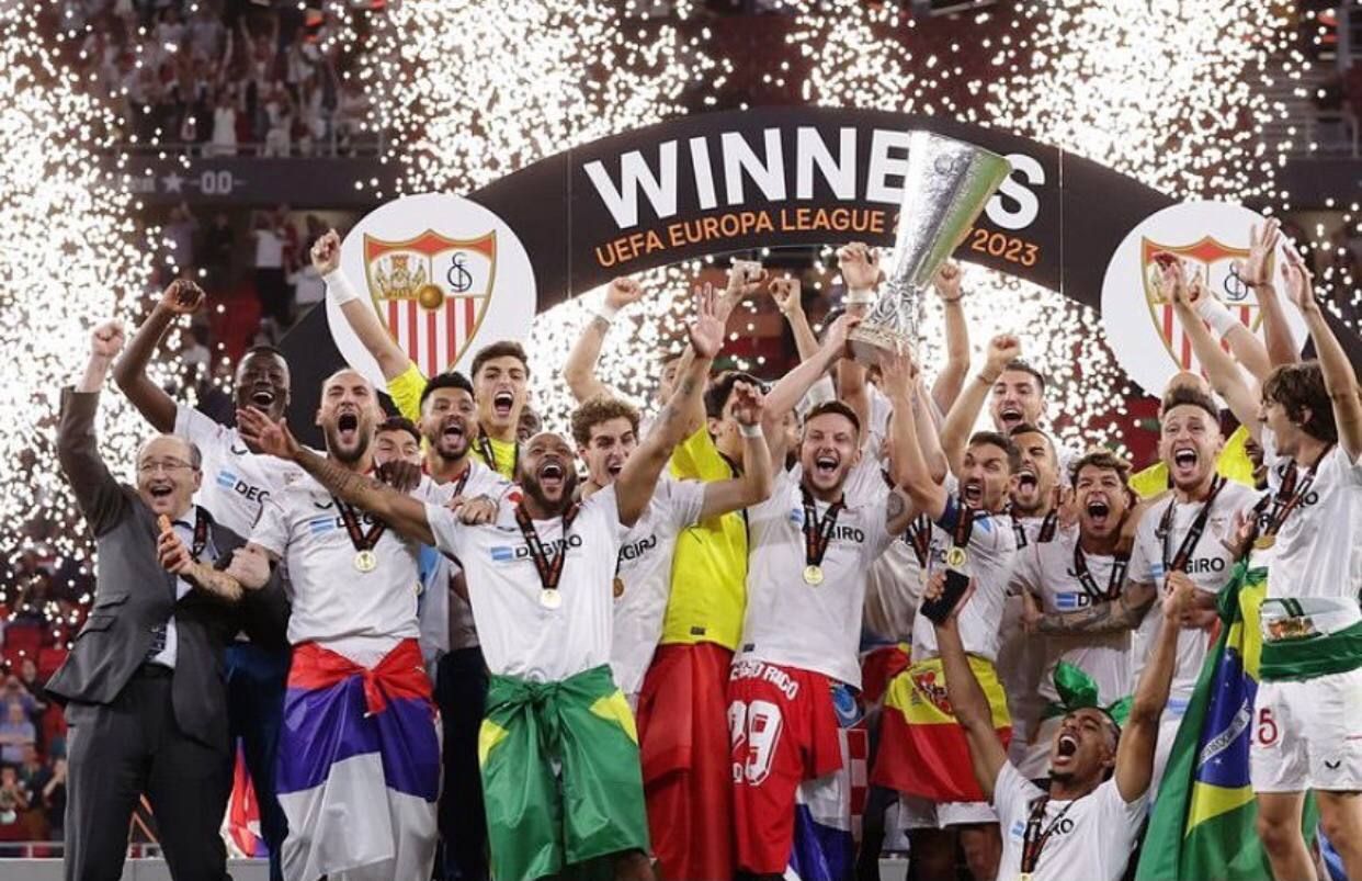 Гравці Севільї після перемоги в ЛЄ Гравці Севільї після перемоги в ЛЄ