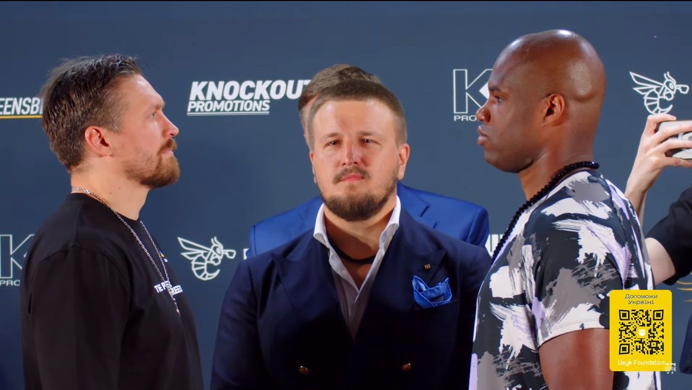 Усик и Дюбуа провели дуэль взглядов Усик и Дюбуа провели дуэль взглядов