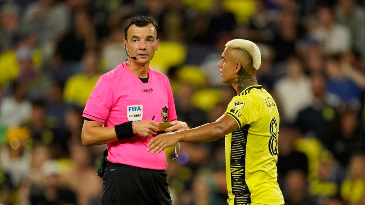 Сергей Бойко и недовольный игрок Сергей Бойко и недовольный игрок